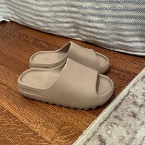 Yeezy Women's Slides in Beige